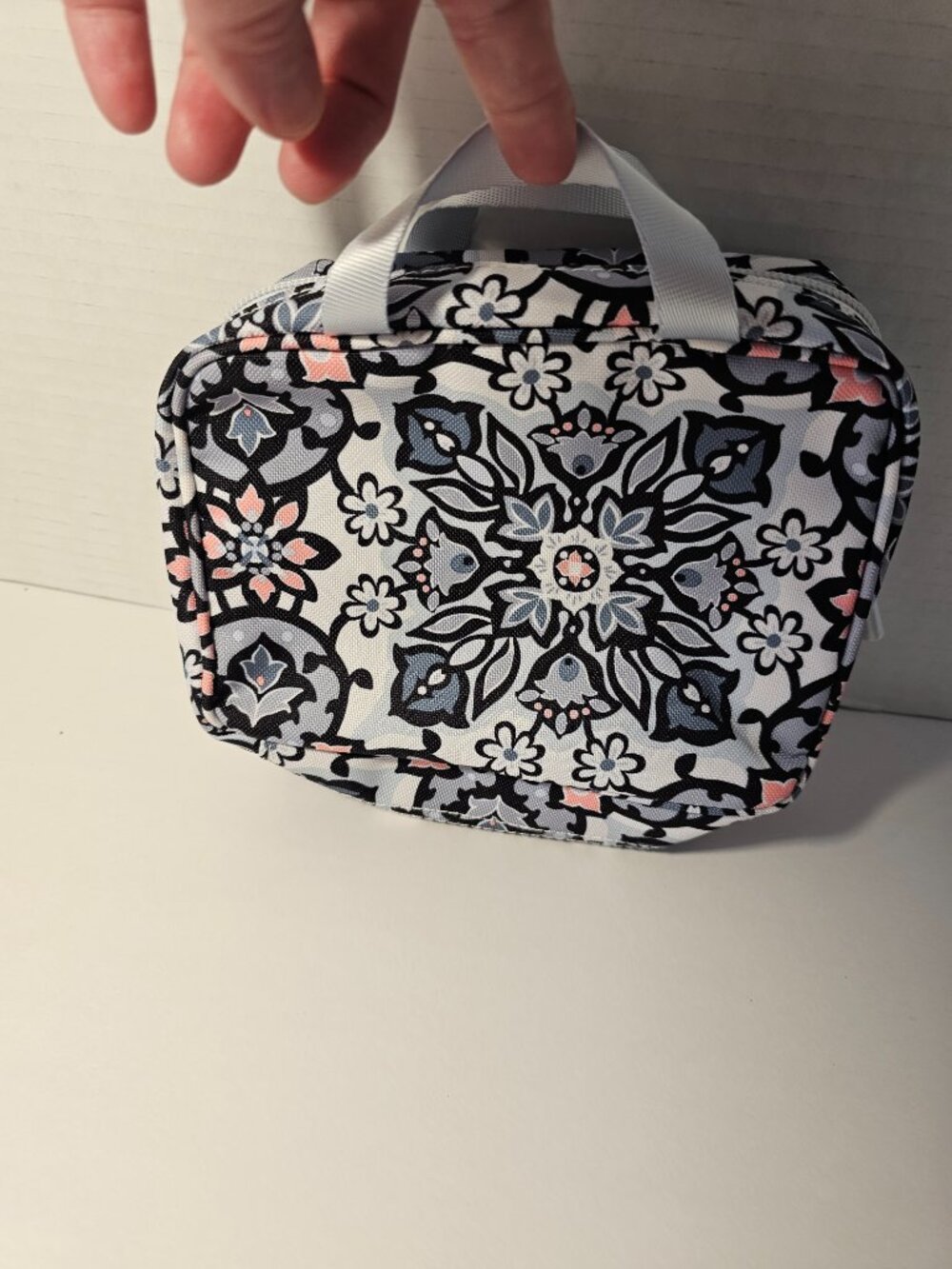 NWT Vera Bradley Lighten Up Mini ZIp-Around Cosmetic Lisbon Medallion Makeup - Picture 3 of 5